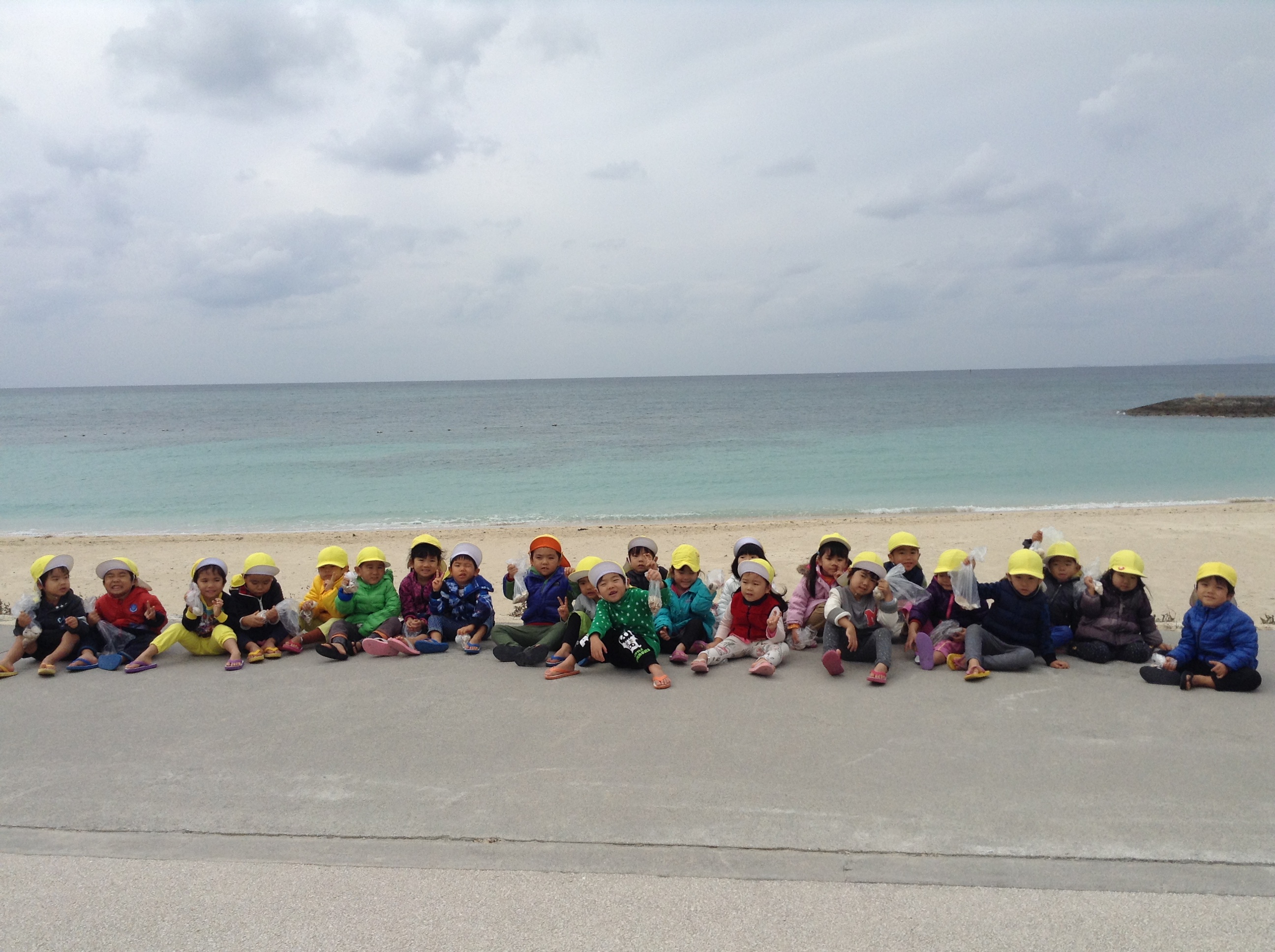 　　　　　　　　　　　　　　　　　　　　　　　　　　　　　　　　　　　　　　　　　　　　　　　　　　　　　　　　　　　　　　　　　　　　　　　　　　　　　　　　　　　　　　　　ビーチでもたくさん歩いたので、お腹が空いていた子ども達は、給食の沖縄そばをモリモリと食べ、おかわりをする姿も見られましたよ(*^-^*)