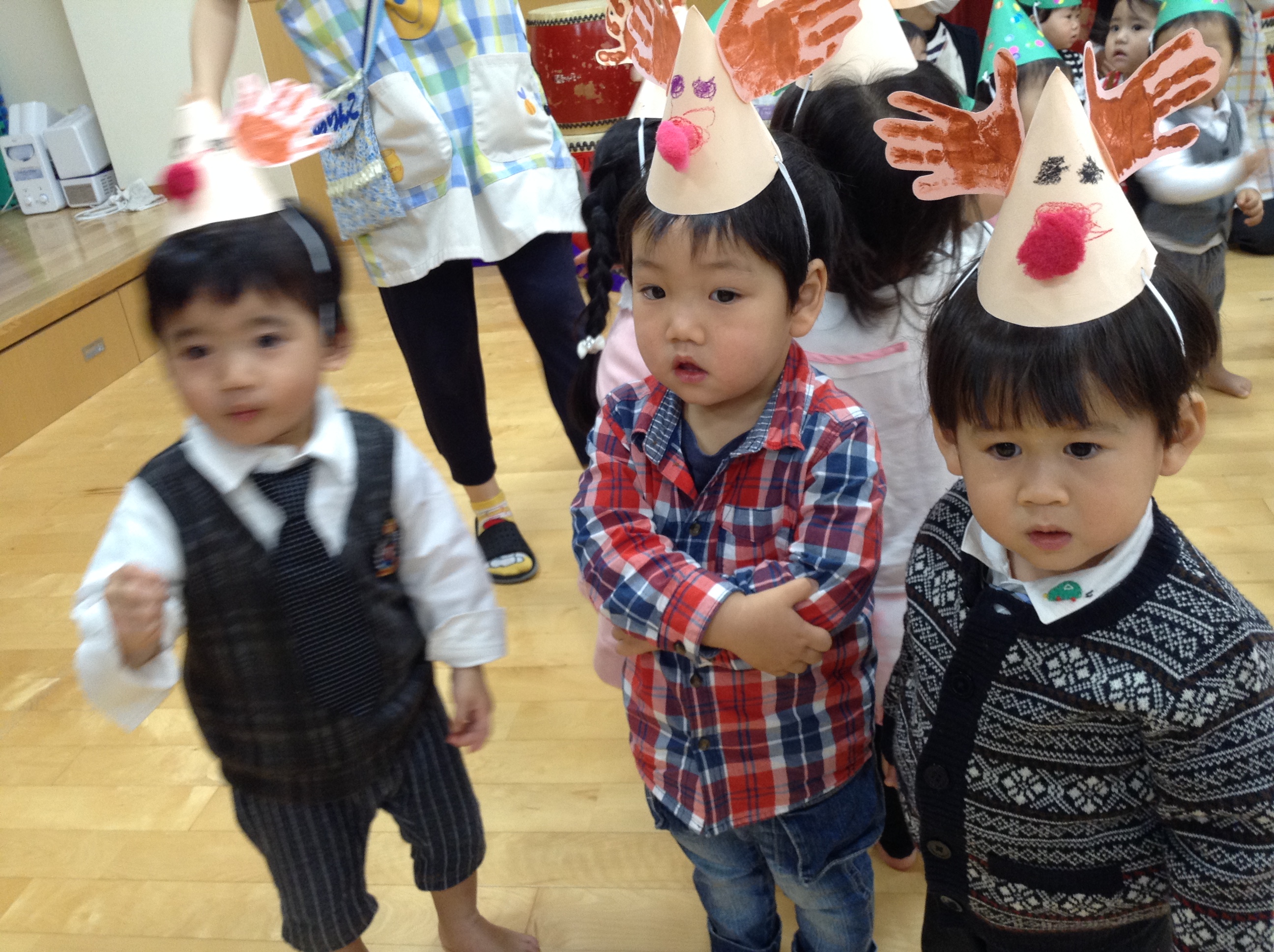それぞれのクラスが、自分たちで作ったクリスマス帽子を被って、歌ったり踊ったりしながらとても楽しそうな子どもたちでした＼(^o^)／♪　エルケア専門学校の学生がエイサーやハンドベルの出し物も見せてくれました♡サンタさんから素敵なプレゼントも貰いウキウキな子ども達でした(^_-)-☆ 